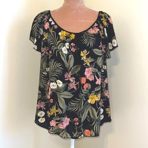 Philosophy floral summer top! Flutter cap sleeves with a flowy & lightweight fit